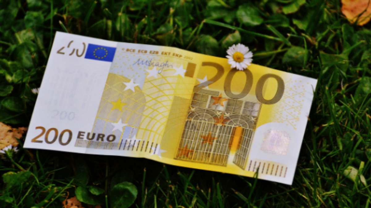 What Is The Cheapest Way To Buy Euros?